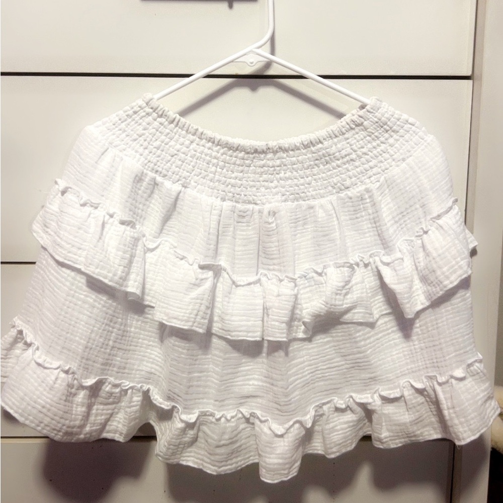 White skirt Only worn once, it's in perfect condition & comfortable.